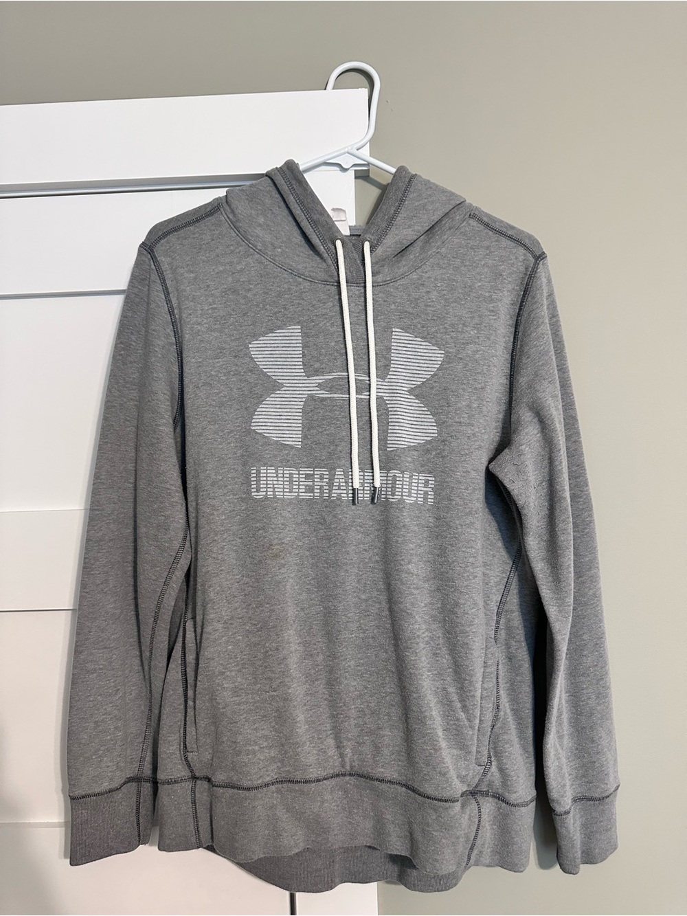 Women’s medium Under Armour Hoodie
